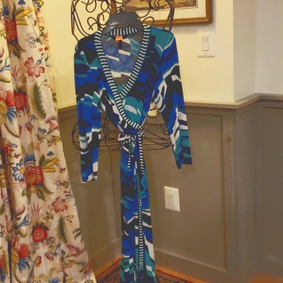 Headed to a Warmer Climate?Multi-Colored Jersey WRAP Dress by BCBGMAXZRIA - Picture 1 of 4